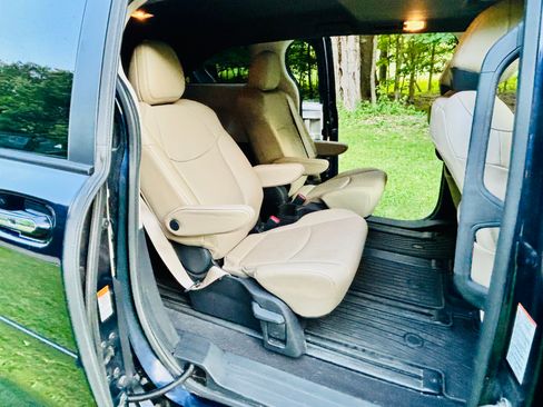 Used 2023 Toyota Sienna XLE AWD/4WD image 9