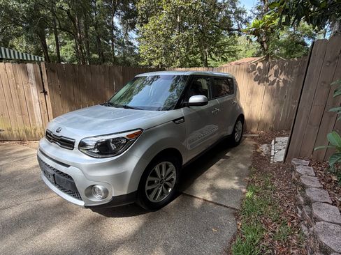 Used 2018 Kia Soul + FWD image 10