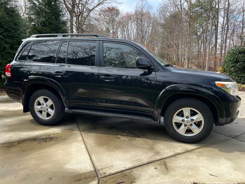 Used 2011 Toyota Land Cruiser w/ Upgrade Pkg image 4