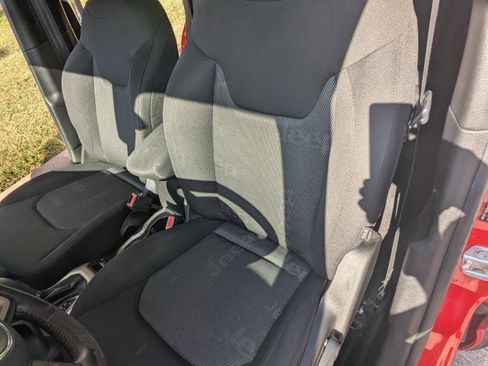 Used 2016 Jeep Renegade Latitude image 12