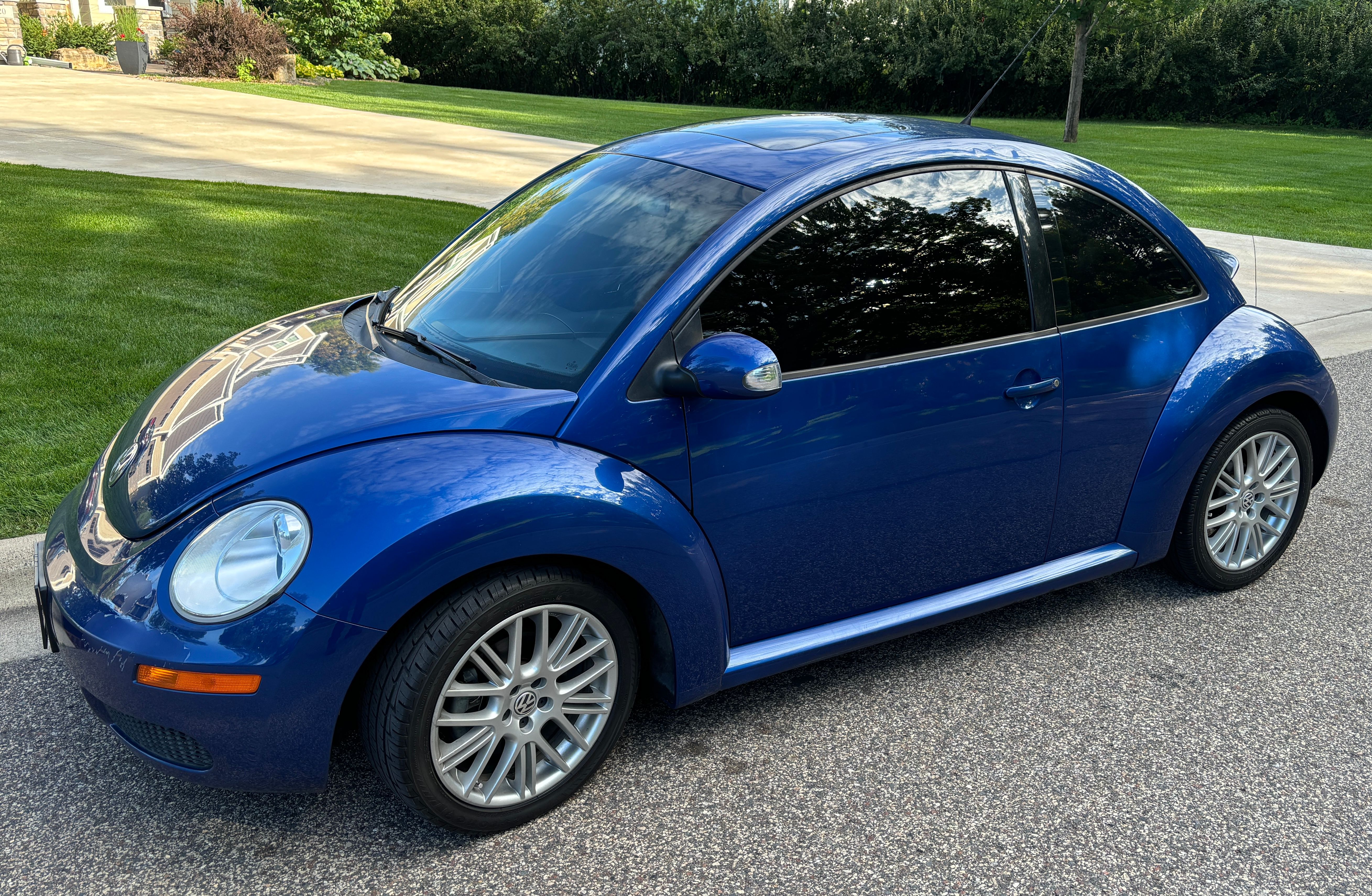 Used 2007 Volkswagen Beetle Coupe w/ Package 1 FWD image 1