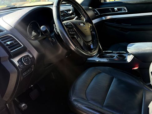 Used 2017 Ford Explorer XLT w/ Equipment Group 202A image 10