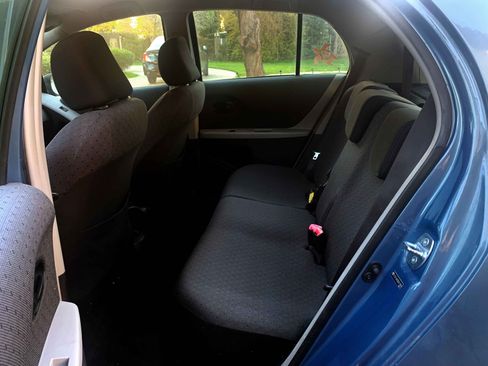 Used 2010 Toyota Yaris Hatchback 4D image 4