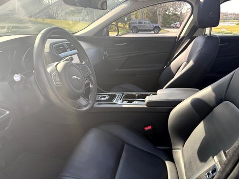 Used 2017 Jaguar XE Premium image 19