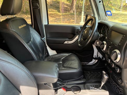 Used 2013 Jeep Wrangler Unlimited Sahara w/ Connectivity Group AWD/4WD image 14