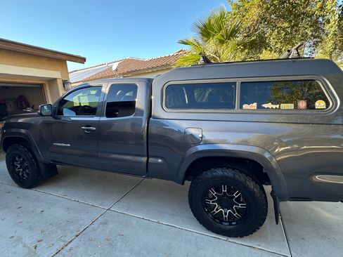 Used 2020 Toyota Tacoma TRD Sport image 11