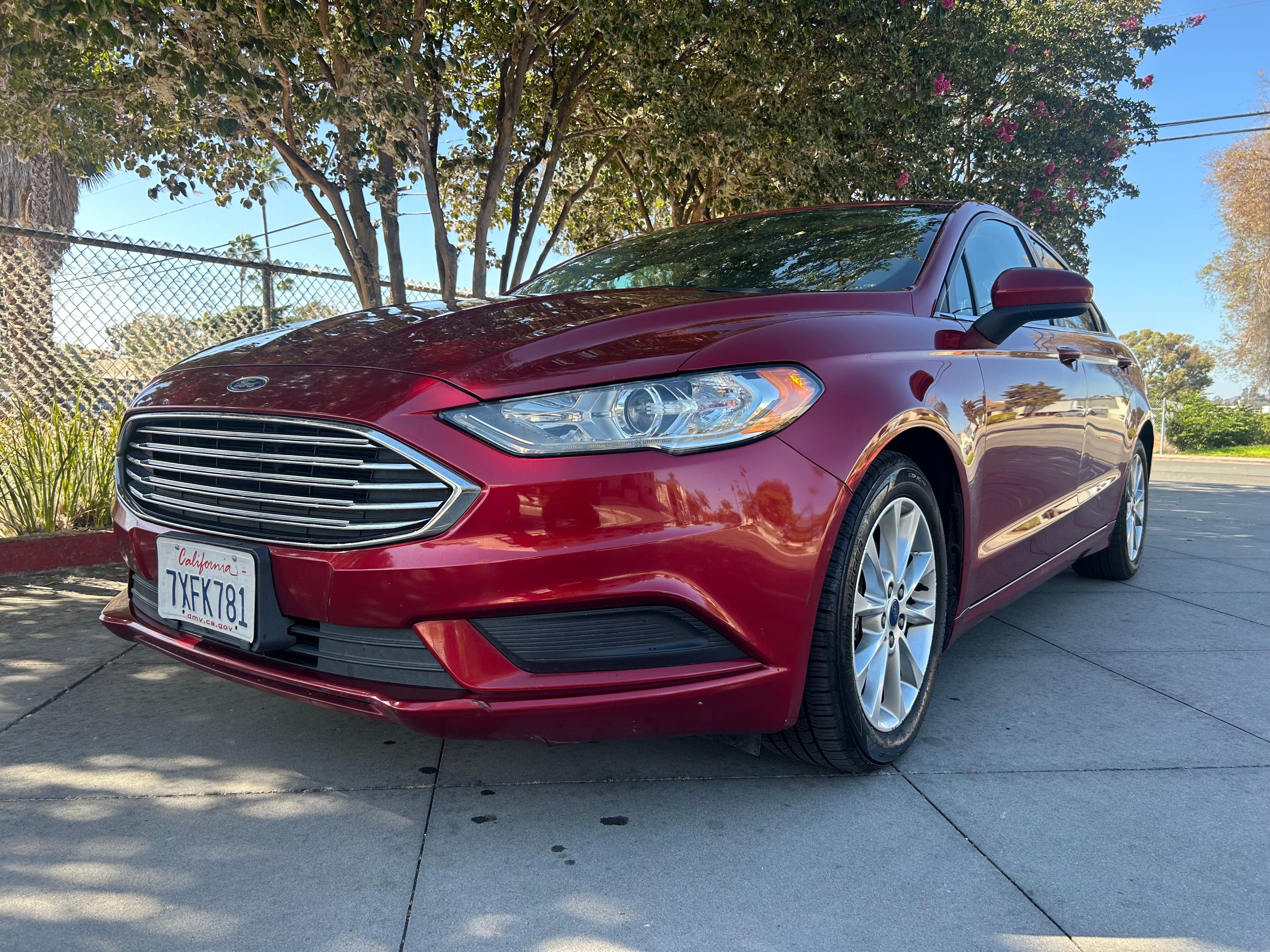 Used 2017 Ford Fusion SE w/ Fusion SE Technology Package FWD image 1