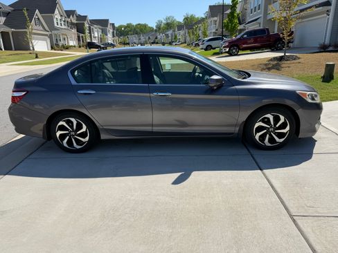 Used 2017 Honda Accord EX-L image 2