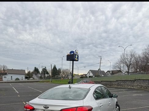 Used 2017 Kia Forte LX image 4