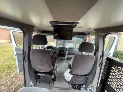 Used 2011 Mercedes-Benz Sprinter 2500 image 25