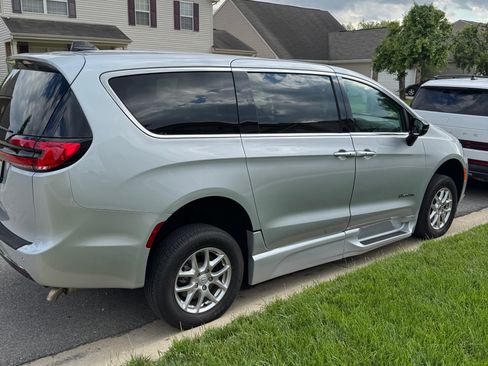 Used 2024 Chrysler Pacifica Touring-L FWD image 4