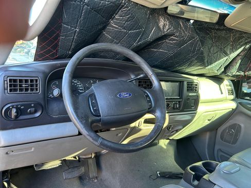 Used 2005 Ford Excursion XLT image 4