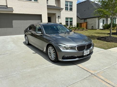 Used 2017 BMW 740i image 8