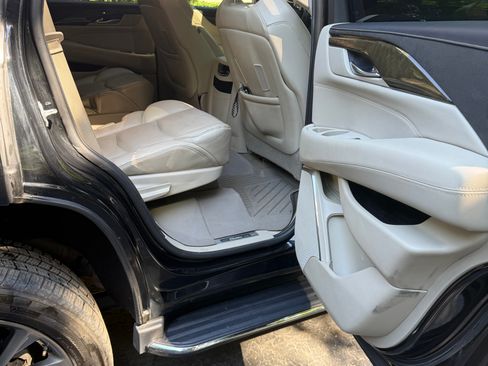 Used 2019 Cadillac Escalade Luxury w/ Escalade Sport Edition AWD/4WD image 9