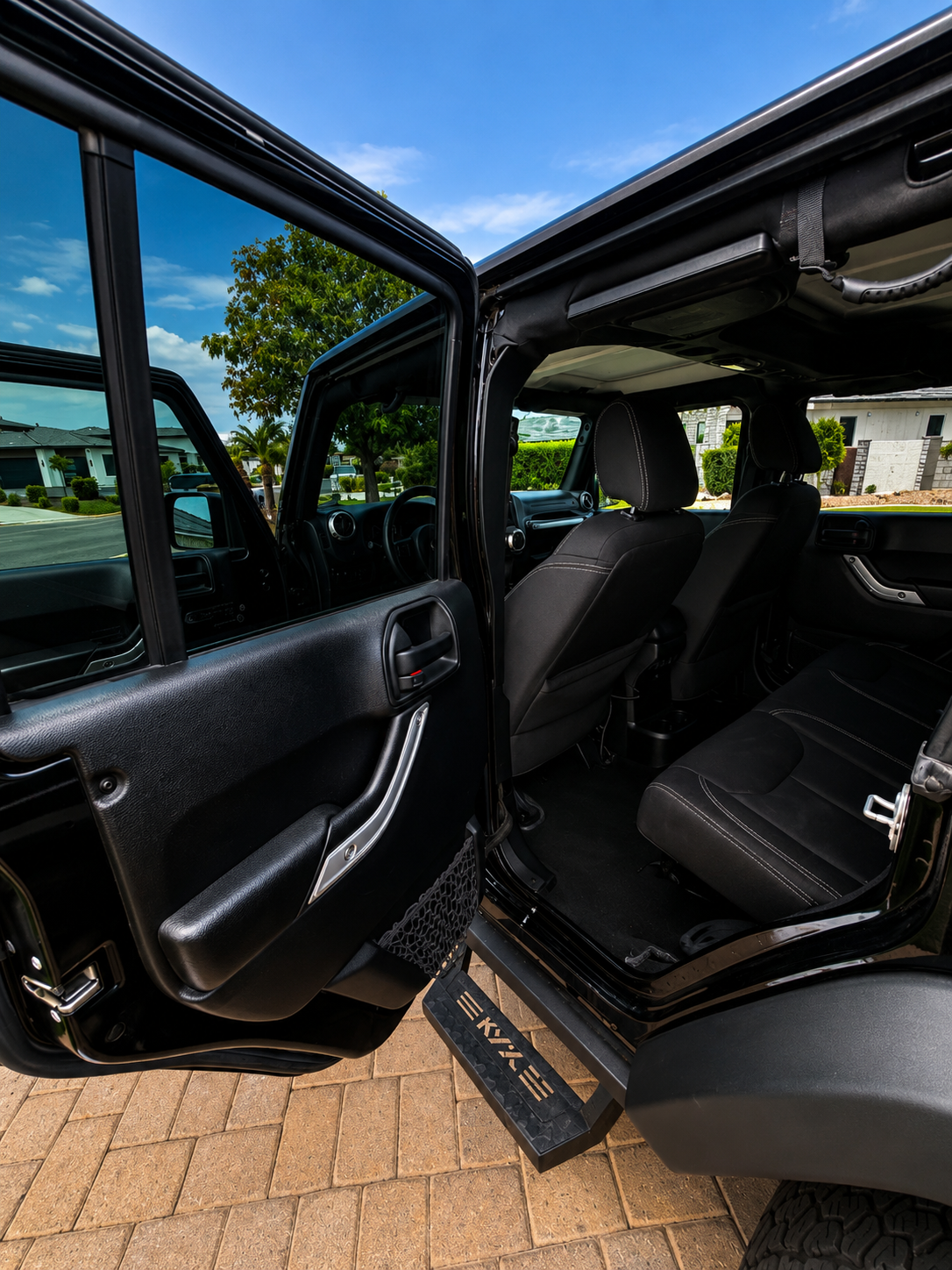 Used 2016 Jeep Wrangler Unlimited Rubicon w/ Connectivity Group AWD/4WD image 11