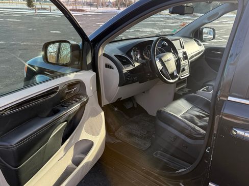 Used 2012 Chrysler Town & Country Touring-L w/ Driver Convenience Group image 14