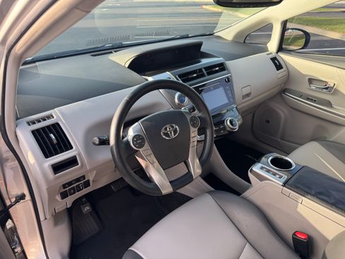 Used 2017 Toyota Prius V Five image 12