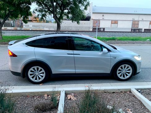 Used 2016 Tesla Model X 90D image 9