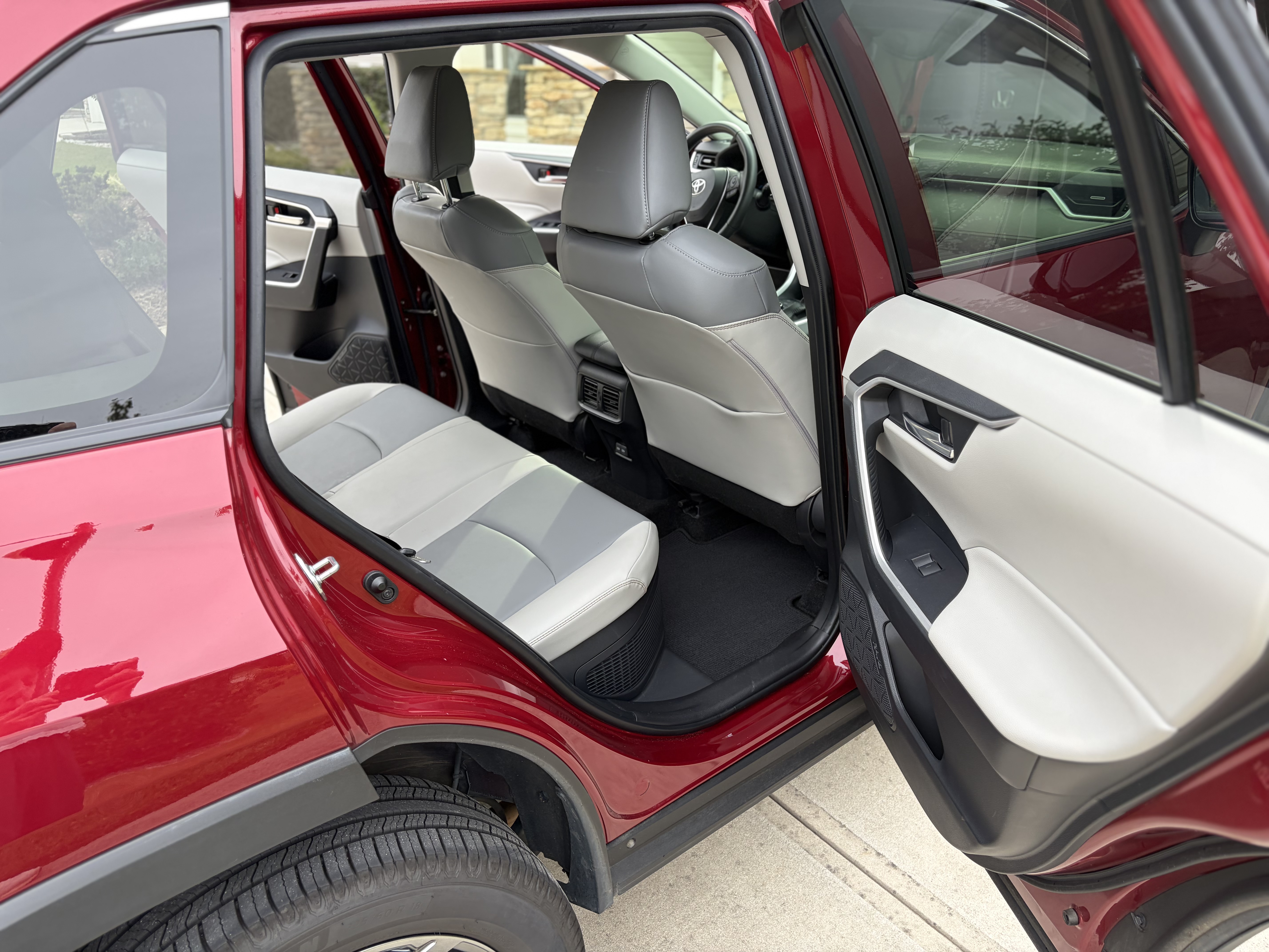 Used 2022 Toyota RAV4 XLE Premium AWD/4WD image 11