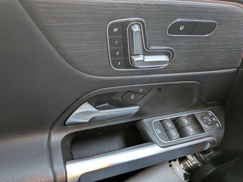 Used 2020 Mercedes-Benz GLB 250 4MATIC image 23