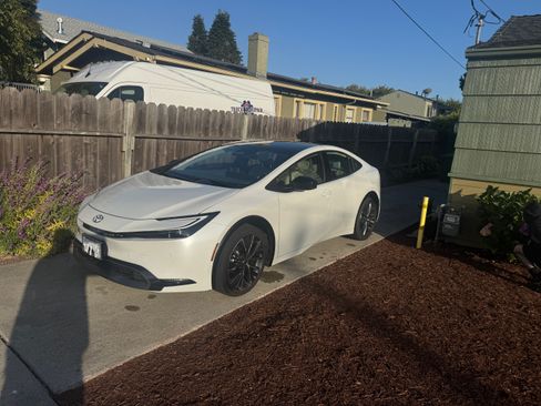 Used 2024 Toyota Prius XLE image 1