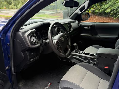 Used 2022 Toyota Tacoma TRD Off-Road AWD/4WD image 14