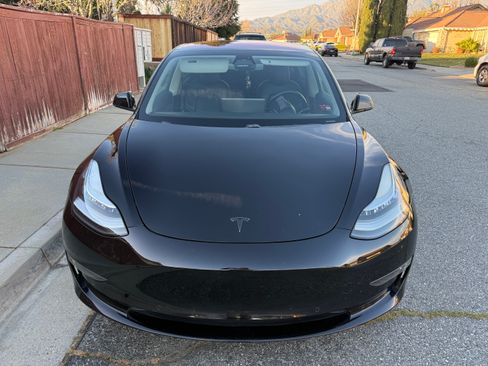 Used 2018 Tesla Model 3 Mid Range image 2