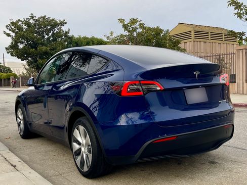 Used 2022 Tesla Model Y Long Range image 9