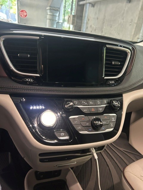 Used 2018 Chrysler Pacifica Limited w/ Tire & Wheel Group FWD image 14