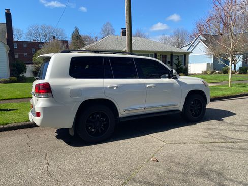 Used 2016 Toyota Land Cruiser image 5