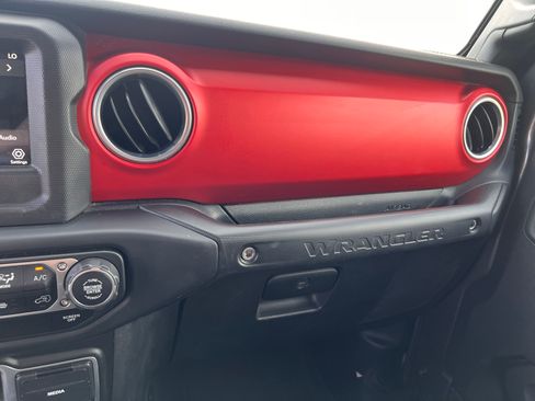 Used 2018 Jeep Wrangler Unlimited Rubicon w/ Dual Top Group AWD/4WD image 25