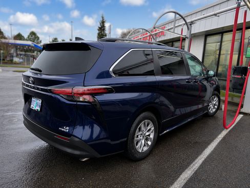 Used 2022 Toyota Sienna LE AWD/4WD image 8