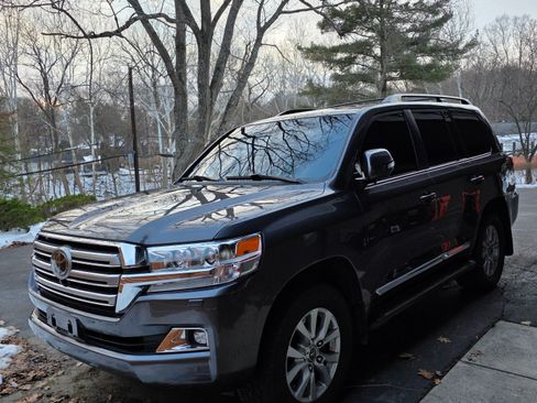 Used 2018 Toyota Land Cruiser Sport Utility 4D w/ Four Season Floor Mat Package image 28