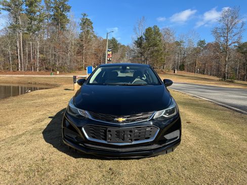 Used 2017 Chevrolet Cruze LT image 2