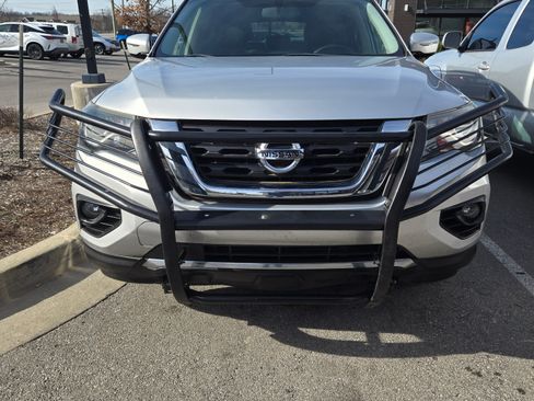 Used 2017 Nissan Pathfinder SV image 1