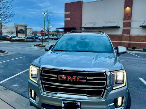 Used 2024 GMC Yukon SLT w/ SLT Premium Package image 5