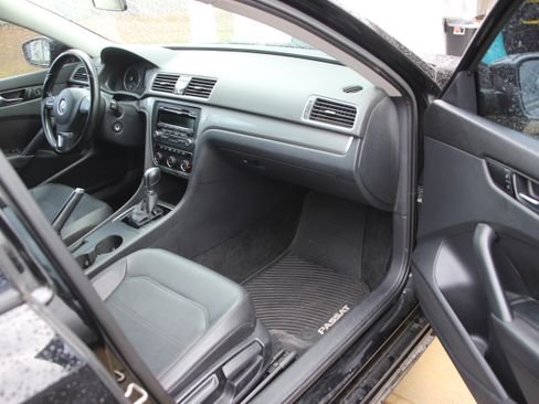 Used 2015 Volkswagen Passat 1.8T Wolfsburg Edition image 13