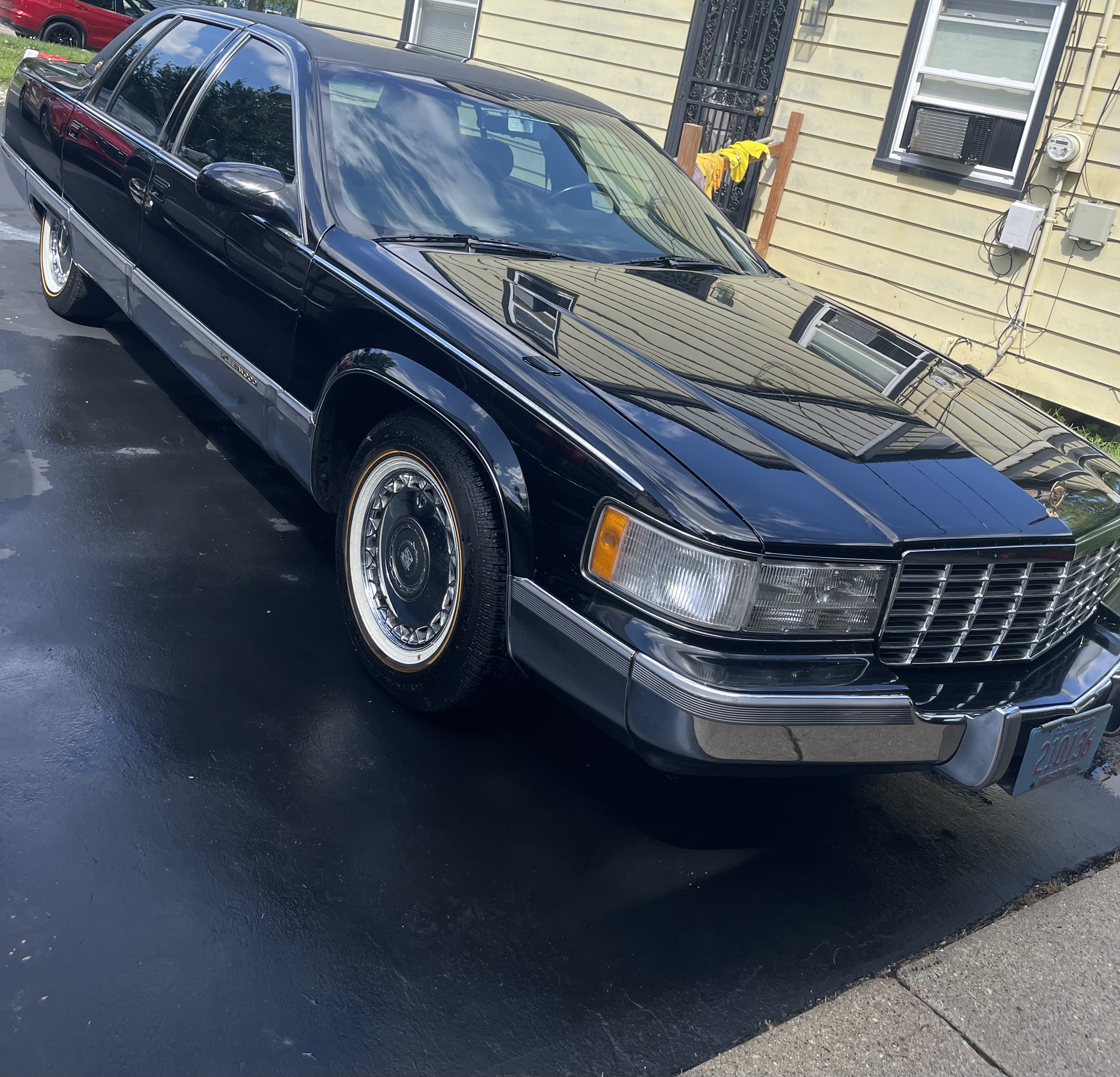 Used 1996 Cadillac Fleetwood Brougham RWD image 4