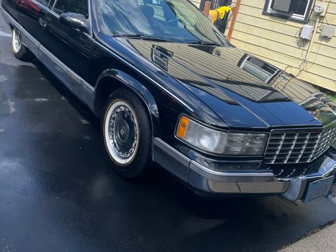 Used 1996 Cadillac Fleetwood Brougham RWD image 4
