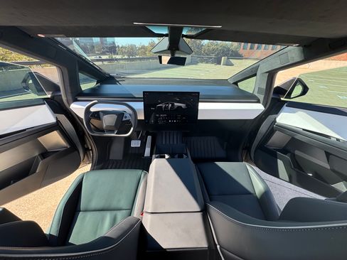 Used 2024 Tesla Cybertruck AWD Crew Cab image 8