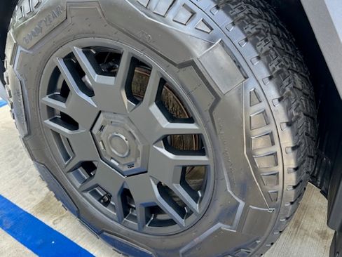 Used 2024 Tesla Cybertruck AWD Crew Cab image 11