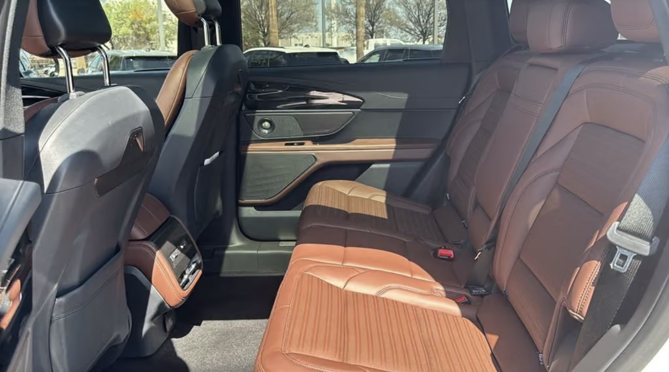 Used 2026 Lincoln Nautilus Reserve AWD/4WD image 2