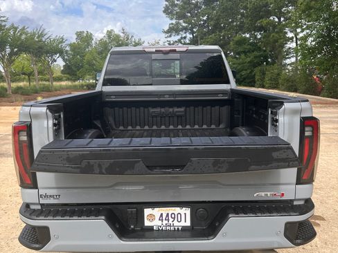 Used 2025 GMC Sierra 2500 AT4 w/ AT4 Premium Plus Package AWD/4WD image 10