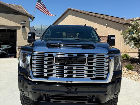 Used 2024 GMC Sierra 2500 Denali w/ Denali Reserve Package AWD/4WD image 9