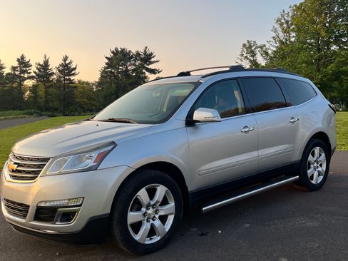 Used 2016 Chevrolet Traverse LT w/ Style and Technology Package image 1