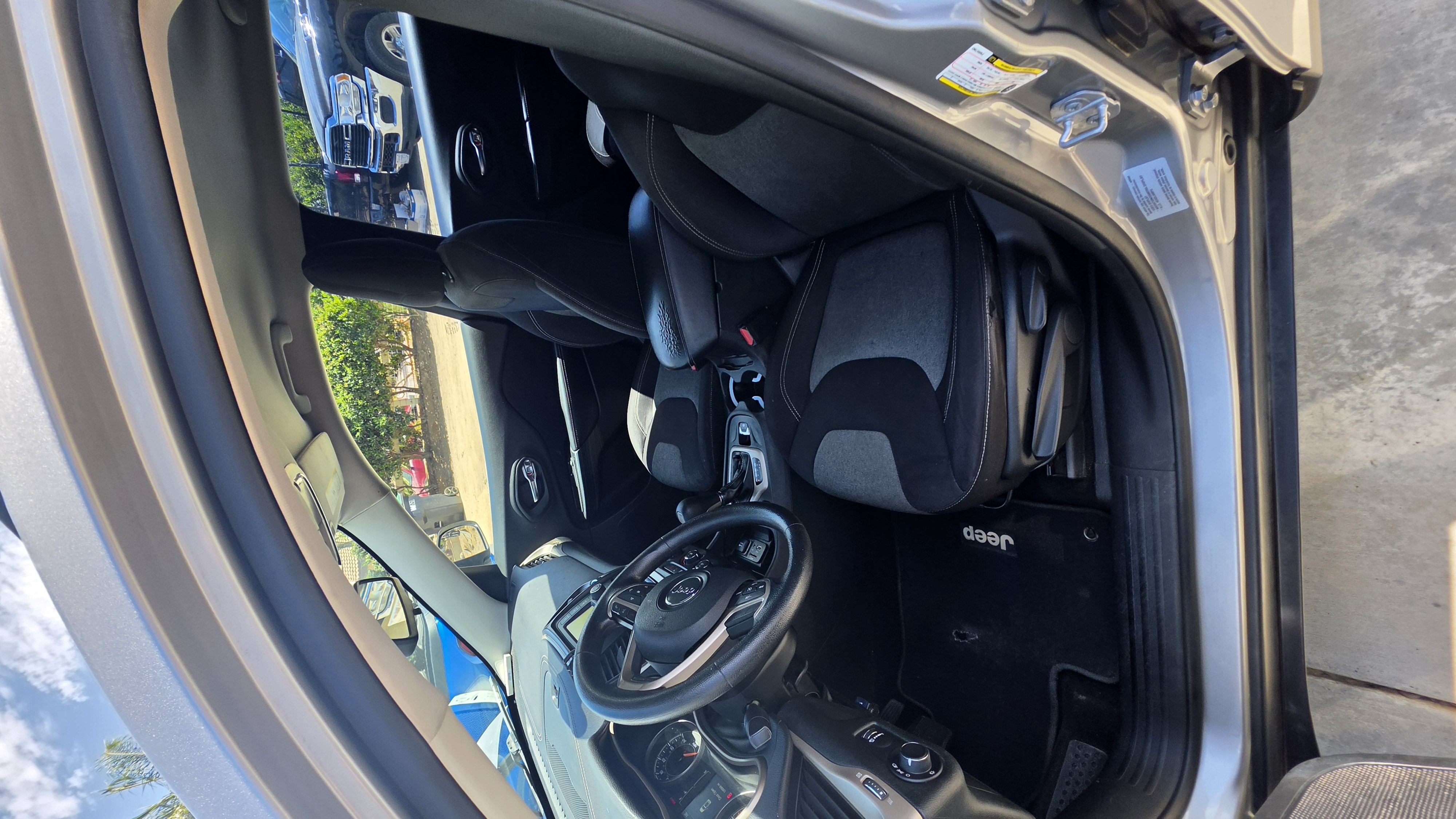Used 2015 Jeep Cherokee Sport w/ Sport Appearance Group FWD image 9