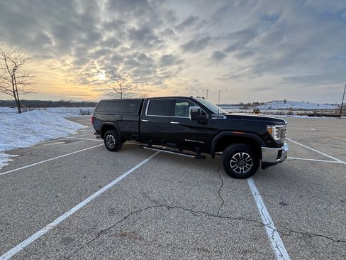 Used 2021 GMC Sierra 2500 SLT w/ SLT Preferred Package image 2