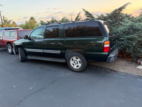 Used 2002 Chevrolet Suburban LS w/ Traction Pkg RWD image 2