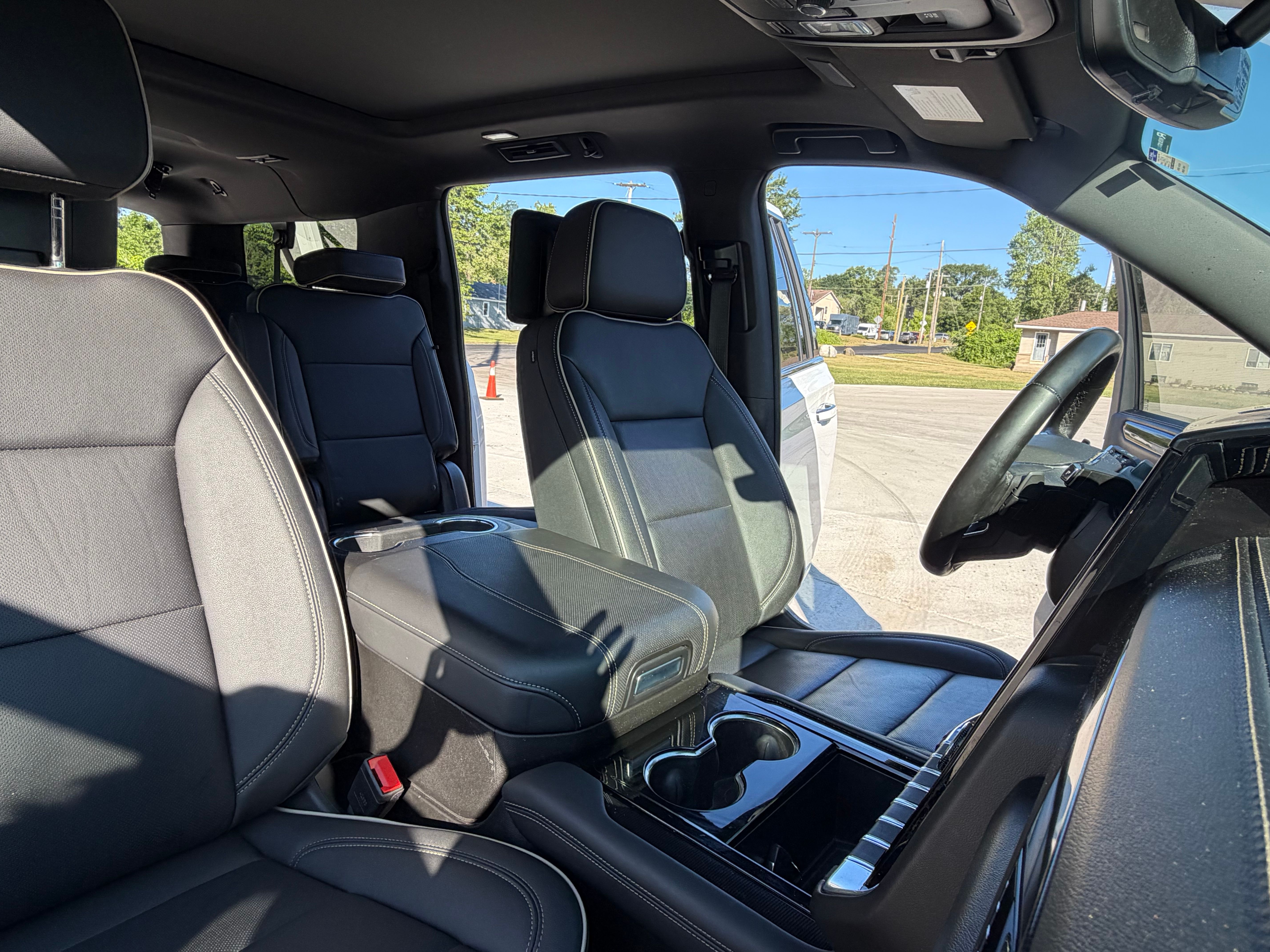 Used 2025 GMC Yukon XL Elevation w/ Elevation Premium Package AWD/4WD image 15