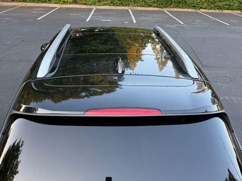 Used 2018 Jeep Cherokee Overland w/ Technology Group AWD/4WD image 6